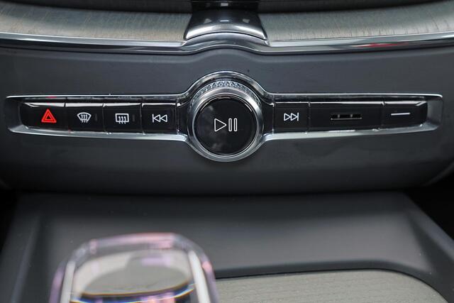 Volvo XC60 T8 Recharge AWD Ultra Dark - Panorama/schuifdak - IntelliSafe Assist & Surround - 360º Camera - Bowers & Wilkins audio - Adaptieve LED koplampen - Verwarmde voorstoelen, stuur & achterbank - Parkeersensoren voor & achter - Elektr. bedienb. voorstoelen met