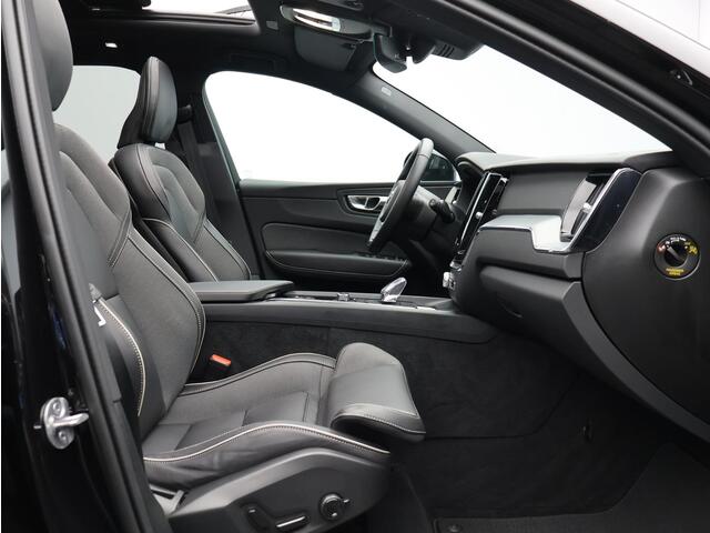 Volvo XC60 2.0 T6 Plug-in hybrid AWD Plus Black Edition / Trekhaak / Pano. Dak / 360 camera / Stoel-, stuurwiel- & achterbankverwarming / Elektr. stoelverstelling / BLIS