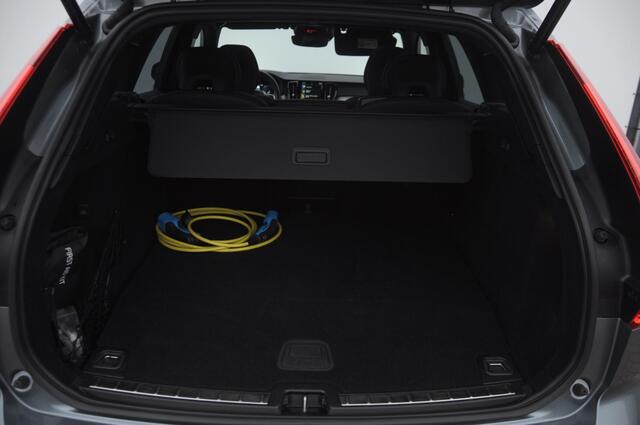 Volvo XC60 T8 390PK Automaat AWD R-Design / Adaptieve koplampen / BLIS /Adaptieve cruise control / Panoramadak / Apple carplay / Parkeersensoren met camera / Elektrische achterklep / Elektrische stoelen met geheugen / Stoel en stuurwielverwarming