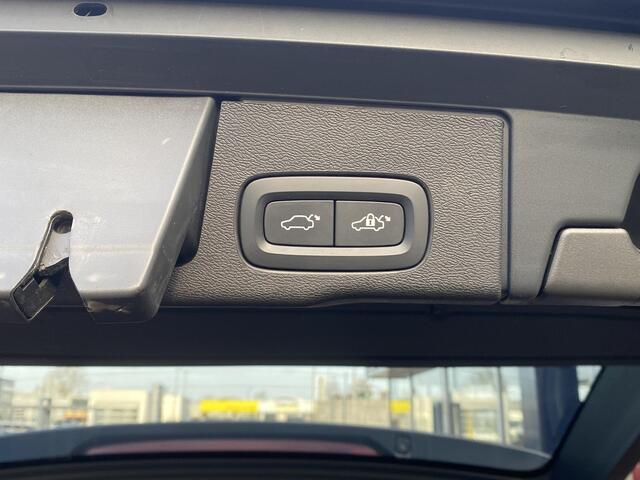 Volvo XC60 2.0 T8 Plug-in hybrid AWD R-Design / Automaat / NL-Auto / Dealer-Onderhouden / Stoel- en Stuurverwarming / Open-Panodak / Luchtvering / Adaptieve Cruise-Control + Pilot-Assist / Apple-Carlay & Android-Auto / 360°-Camera / Harman-Kardon Audio / Elektr.-Uit