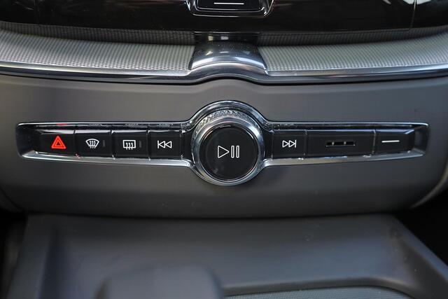 Volvo XC60 T6 Recharge AWD Plus Dark - Panorama/schuifdak - IntelliSafe Assist & Surround - 360º Camera - Verwarmde voorstoelen, stuur & achterbank - Parkeersensoren voor & achter - Elektr. bedienb. voorstoelen met geheugen - Head up display - Draadloze tel. lader -