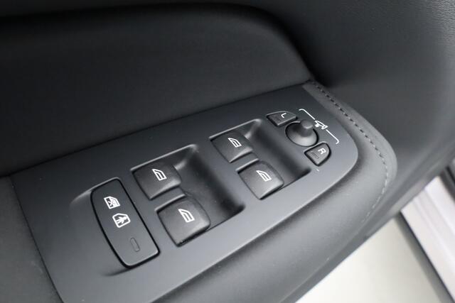 Volvo XC60 2.0 T8 Plug-in hybrid AWD Plus Dark | Dubbel Glas | massage | B&W audio | Luchtvering | Head up | Blis | ACC |