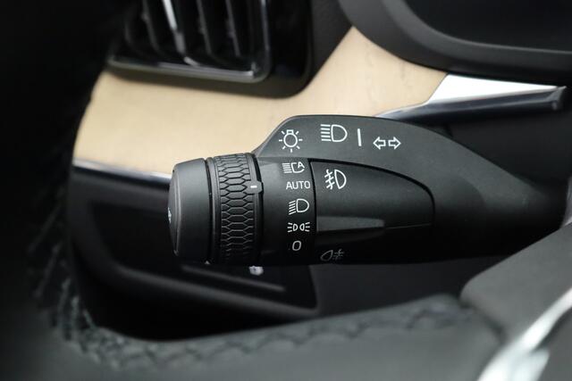 Volvo XC60 2.0 T8 Plug-in hybrid AWD Plus Dark | Dubbel Glas | massage | B&W audio | Luchtvering | Head up | Blis | ACC |