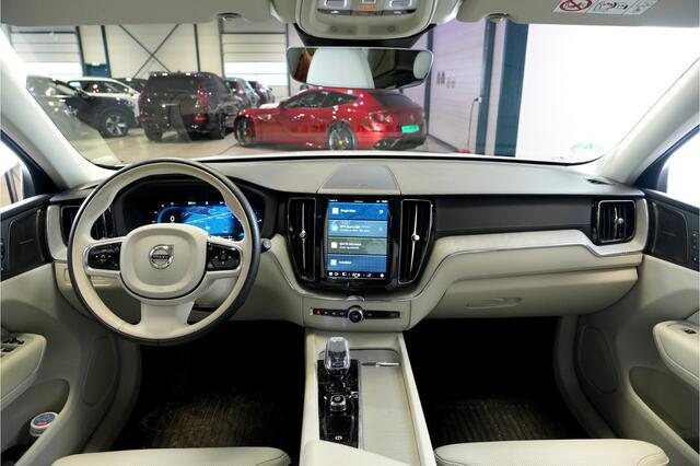 Volvo XC60 2.0 Recharge T6 AWD 293kW/399pk Aut8 Ultra Dark PARELMOER LAK + PANORAMADAK + HARMAN/KARDON + EL.TREKHAAK + PILOT ASSIST + 360 CAMERA + STOELMASSAGE&-KOELING + STUUR-&STOELVERWARMING + HEAD-UP + FULL LED + PARKSENSOREN + 21" LM-VELGEN!!