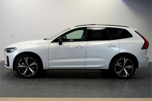 Volvo XC60 2.0 Recharge T6 AWD 293kW/399pk Aut8 Ultra Dark PARELMOER LAK + PANORAMADAK + HARMAN/KARDON + EL.TREKHAAK + PILOT ASSIST + 360 CAMERA + STOELMASSAGE&-KOELING + STUUR-&STOELVERWARMING + HEAD-UP + FULL LED + PARKSENSOREN + 21" LM-VELGEN!!