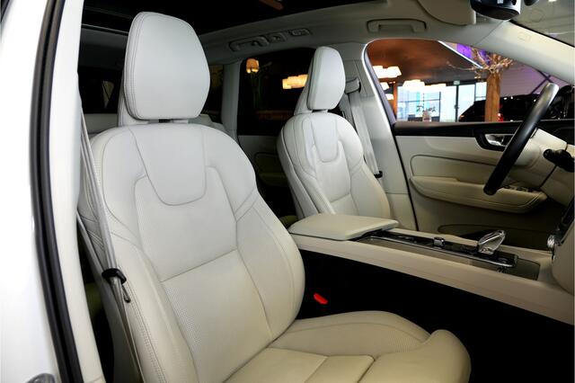 Volvo XC60 2.0 Recharge T6 AWD 293kW/399pk Aut8 Ultra Dark PARELMOER LAK + PANORAMADAK + HARMAN/KARDON + EL.TREKHAAK + PILOT ASSIST + 360 CAMERA + STOELMASSAGE&-KOELING + STUUR-&STOELVERWARMING + HEAD-UP + FULL LED + PARKSENSOREN + 21" LM-VELGEN!!