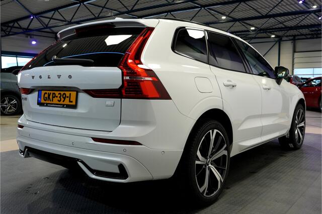 Volvo XC60 2.0 Recharge T6 AWD 293kW/399pk Aut8 Ultra Dark PARELMOER LAK + PANORAMADAK + HARMAN/KARDON + EL.TREKHAAK + PILOT ASSIST + 360 CAMERA + STOELMASSAGE&-KOELING + STUUR-&STOELVERWARMING + HEAD-UP + FULL LED + PARKSENSOREN + 21" LM-VELGEN!!
