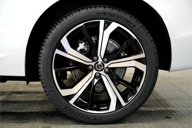 Volvo XC60 2.0 Recharge T6 AWD 293kW/399pk Aut8 Ultra Dark PARELMOER LAK + PANORAMADAK + HARMAN/KARDON + EL.TREKHAAK + PILOT ASSIST + 360 CAMERA + STOELMASSAGE&-KOELING + STUUR-&STOELVERWARMING + HEAD-UP + FULL LED + PARKSENSOREN + 21" LM-VELGEN!!
