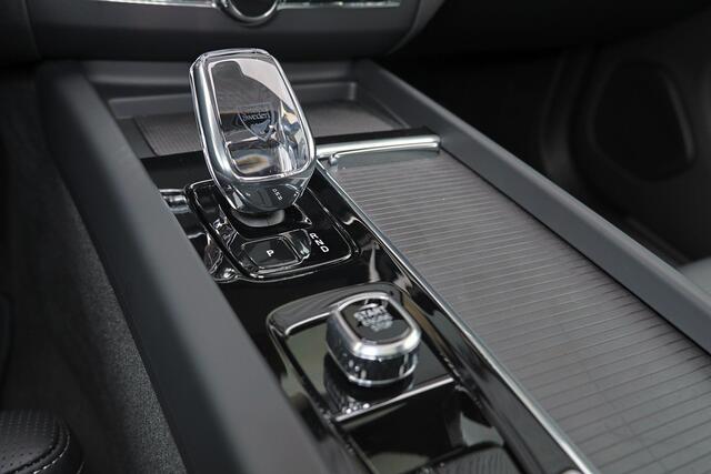 Volvo XC60 T8 Recharge AWD Ultra Black Edition - Luchtvering - Panorama/schuifdak - IntelliSafe Assist & Surround - 360º Camera - Bowers & Wilkins audio - Adaptieve LED koplampen - Verwarmde voorstoelen, stuur & achterbank - Parkeersensoren voor & achter - Elektr. b