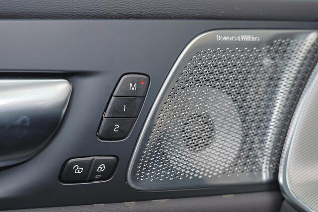 Volvo XC60 T8 Recharge AWD Ultra Black Edition - Luchtvering - Panorama/schuifdak - IntelliSafe Assist & Surround - 360º Camera - Bowers & Wilkins audio - Adaptieve LED koplampen - Verwarmde voorstoelen, stuur & achterbank - Parkeersensoren voor & achter - Elektr. b