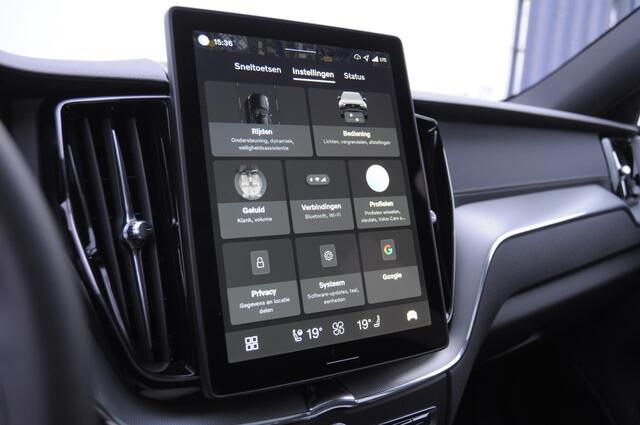 Volvo XC60 T8 455PK Automaat AWD Ultra Black Edition / Luchtvering / stoelmassage - en ventilatie / Adaptieve cruise control / Harman Kardon / BLIS / Panoramadak / Apple carplay / Parkeersensoren met 360 camera / Elektrisch bedienbare achterklep / Elektrisch verstel