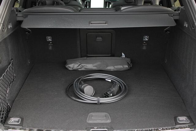 Volvo XC60 2.0 T6 Plug-in hybrid AWD Ultra Black Edition | Head-up display | Adaptive Cruise & Pilot Assist | Panoramisch Schuif-/Kanteldak | 360-Camera | Harman Kardon Premium Audio | Draadloze Telefoonlader