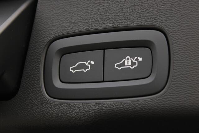 Volvo XC60 2.0 T6 Plug-in hybrid AWD Ultra Black Edition | Head-up display | Adaptive Cruise & Pilot Assist | Panoramisch Schuif-/Kanteldak | 360-Camera | Harman Kardon Premium Audio | Draadloze Telefoonlader