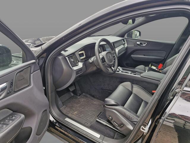 Volvo XC60 Plug-in Hybrid T6 AWD Plus Dark | Long Range | Trekhaak | Google Maps navigatie | Adaptive cruise control | Panoramadak | 21 inch velgen | Harman Kardon audio | Stoel- en stuurverwarming | Elektrische stoelverstelling | Actieve LED koplampen | Getint glas