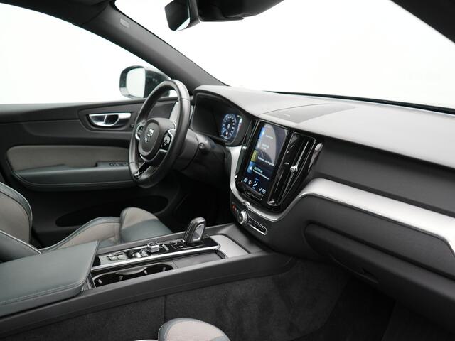 Volvo XC60 T6 AWD R-Design Plug In Hybrid 350pk Dealer O.H. PHEV | Panodak | Adaptive Cruise | Camera | Lederen Sportstoelen Memory & Verwarmd | Harman / Kardon | Stuur Verwarmd | 21"L.M | Apple Carplay | Keyless | Blis | Navigatie | DAB |