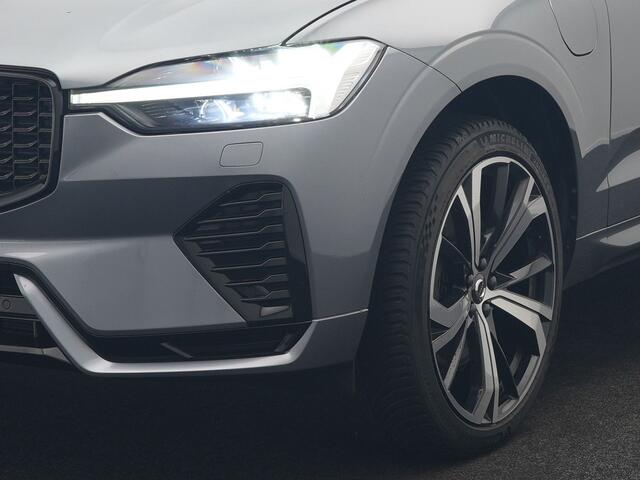 Volvo XC60 T6 AWD R-Design Plug In Hybrid 350pk Dealer O.H. PHEV | Panodak | Adaptive Cruise | Camera | Lederen Sportstoelen Memory & Verwarmd | Harman / Kardon | Stuur Verwarmd | 21"L.M | Apple Carplay | Keyless | Blis | Navigatie | DAB |