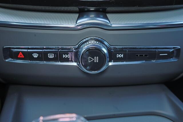 Volvo XC60 T8 Recharge AWD Ultra Black Edition - Luchtvering - Panorama/schuifdak - IntelliSafe Assist & Surround - 360º Camera - Bowers & Wilkins audio - Adaptieve LED koplampen - Verwarmde voorstoelen, stuur & achterbank - Parkeersensoren voor & achter - Elektr. b