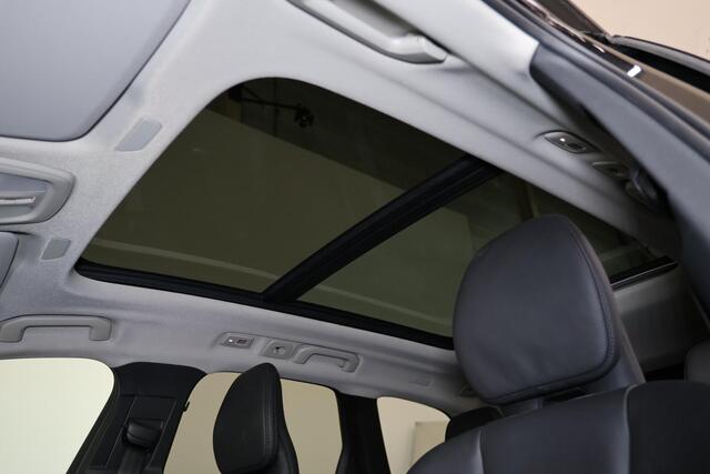 Volvo XC60 T8 Recharge AWD Plus Dark - Panorama/schuifdak - IntelliSafe Assist - Harman/Kardon audio - Adaptieve LED koplampen - Parkeercamera achter - Verwarmde voorstoelen, stuur & achterbank - Parkeersensoren voor & achter - Elektr. bedienb. voorstoelen met geheu