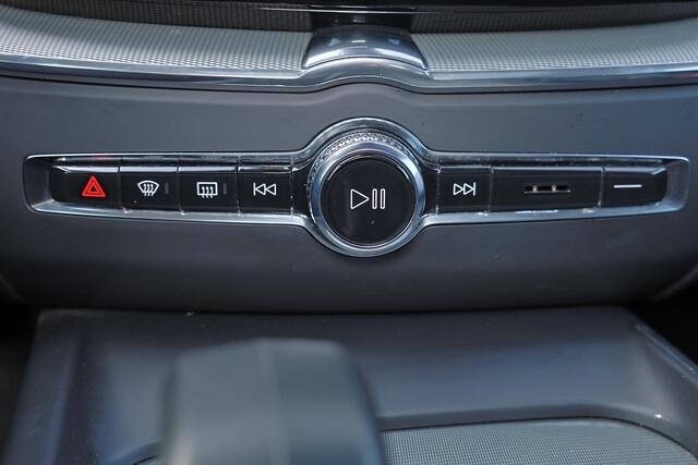 Volvo XC60 T8 Recharge AWD Plus Dark - Panorama/schuifdak - IntelliSafe Assist - Harman/Kardon audio - Adaptieve LED koplampen - Parkeercamera achter - Verwarmde voorstoelen, stuur & achterbank - Parkeersensoren voor & achter - Elektr. bedienb. voorstoelen met geheu