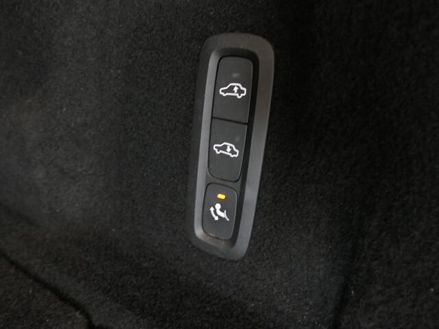 Volvo XC60 2.0 T8 Twin Engine AWD Inscription - Vol opties! - Pano - Luchtvering - Wegklapbare trekhaak - Headup display - Elektr. Klep