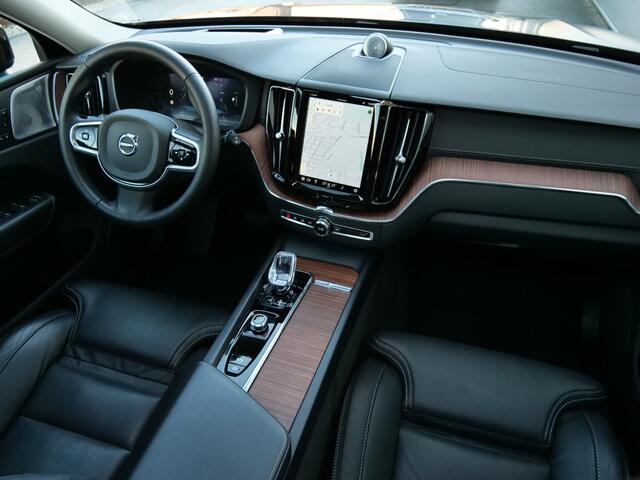 Volvo XC60 2.0 T8 Plug-in hybrid AWD Ultra Dark 455 Pk Automaat Navi / Leer / Pano-dak / Luchtvering / Trekhaak / DAB / Apple Carplay