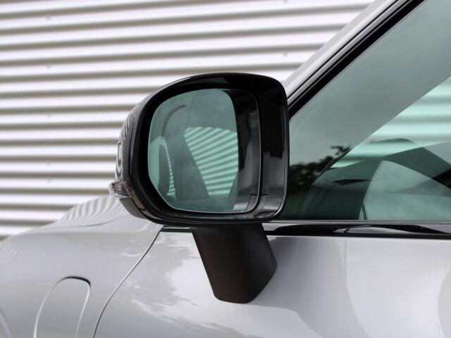 Volvo XC60 2.0 T6 Plug-in hybrid AWD Plus Dark Automaat / Panoramadak / 21" velgen / Trekhaak / Sportstoelen