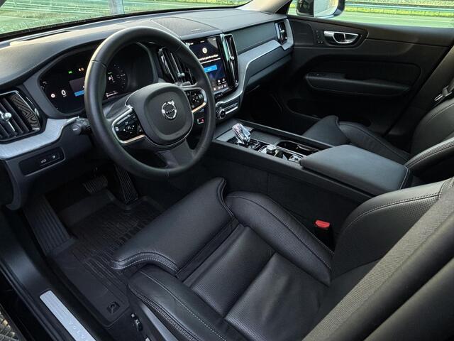 Volvo XC60 2.0 T6 Plug-in hybrid AWD Ultra Bright / Luchtvering / Trekhaak / Pano. dak / Massage stoelen / Elek. verstelbare stoelen / Geventileerde en verwarmde stoelen / Harman Kardon / 360 camera /