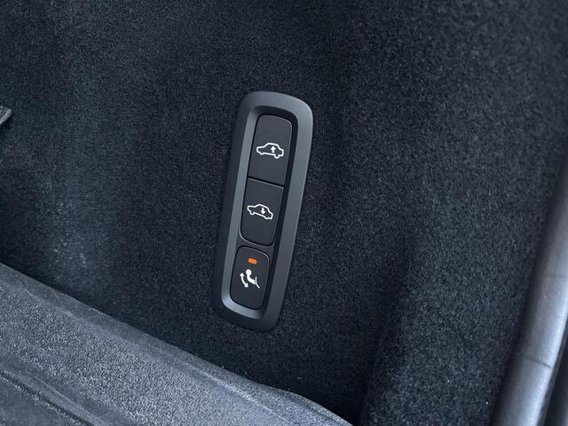 Volvo XC60 2.0 T6 Plug-in hybrid AWD Ultra Bright / Luchtvering / Trekhaak / Pano. dak / Massage stoelen / Elek. verstelbare stoelen / Geventileerde en verwarmde stoelen / Harman Kardon / 360 camera /