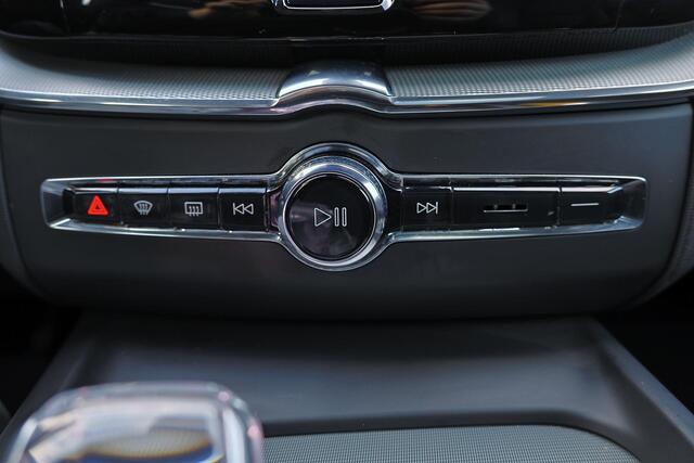 Volvo XC60 T6 Recharge AWD Ultra Black Edition - Panorama/schuifdak - IntelliSafe Assist & Surround - 360º Camera - Bowers & Wilkins audio - Adaptieve LED koplampen - Verwarmde voorstoelen, stuur & achterbank - Parkeersensoren voor & achter - Elektr. bedienb. voorst