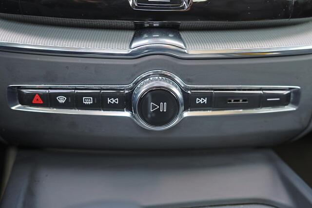 Volvo XC60 T6 Recharge AWD Ultra Dark - Panorama/schuifdak - IntelliSafe Assist & Surround - 360º Camera - Harman/Kardon audio - Adaptieve LED koplampen - Verwarmde voorstoelen, stuur & achterbank - Parkeersensoren voor & achter - Elektr. bedienb. voorstoelen met ge