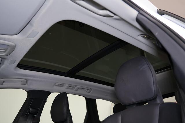 Volvo XC60 T6 Recharge AWD Ultra Dark - Panorama/schuifdak - IntelliSafe Assist & Surround - 360º Camera - Harman/Kardon audio - Adaptieve LED koplampen - Verwarmde voorstoelen, stuur & achterbank - Parkeersensoren voor & achter - Elektr. bedienb. voorstoelen met ge