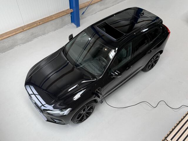 Volvo XC60 2.0 T6 Plug-in hybrid AWD R-Design - BLACK PACK - DEALER ONDERHOUDEN - PANORAMADAK - LEER - 360 CAMERA - STOELVERWARMING + STUURVERWARMING