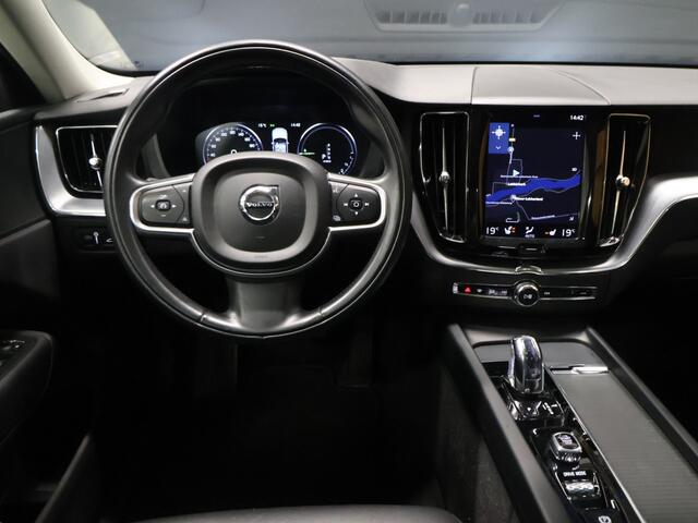 Volvo XC60 2.0 T8 Twin Engine AWD Momentum [SCHUIFKANTELDAK, APPLE CARPLAY, ANDROID, ELEKTRISCH VERSTELBARE STOELEN, STUURVERWARMING, STOELVERWARMING, VOL LEDER, CRUISE, CLIMATE, NIEUWSTAAT]