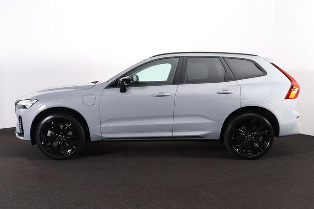 Volvo XC60 T6 Recharge AWD Essential Black Edition - Fiscale waarde ¤ 63.575,- - IntelliSafe Assist & Surround - Parkeercamera achter - Verwarmde voorstoelen, stuur & achterbank - Parkeersensoren achter - Draadloze tel. lader - Extra getint glas - Elektr. inklapbar