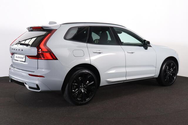 Volvo XC60 T6 Recharge AWD Essential Black Edition - Fiscale waarde ¤ 63.575,- - IntelliSafe Assist & Surround - Parkeercamera achter - Verwarmde voorstoelen, stuur & achterbank - Parkeersensoren achter - Draadloze tel. lader - Extra getint glas - Elektr. inklapbar
