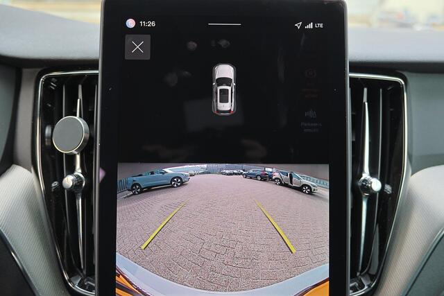 Volvo XC60 T6 Recharge AWD Essential Black Edition - Fiscale waarde ¤ 63.575,- - IntelliSafe Assist & Surround - Parkeercamera achter - Verwarmde voorstoelen, stuur & achterbank - Parkeersensoren achter - Draadloze tel. lader - Extra getint glas - Elektr. inklapbar