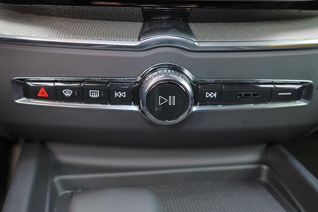 Volvo XC60 T6 Recharge AWD Essential Black Edition - Fiscale waarde ¤ 63.575,- - IntelliSafe Assist & Surround - Parkeercamera achter - Verwarmde voorstoelen, stuur & achterbank - Parkeersensoren achter - Draadloze tel. lader - Extra getint glas - Elektr. inklapbar