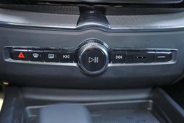 Volvo XC60 T6 Recharge AWD Core - IntelliSafe Assist & Surround - Parkeercamera achter - Verwarmde voorstoelen, stuur & achterbank - Parkeersensoren voor & achter - Draadloze tel. lader - Extra getint glas - 18' LMV