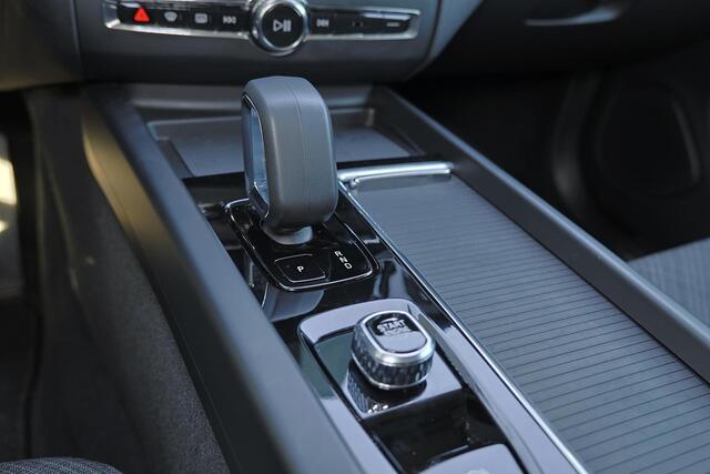 Volvo XC60 T6 Recharge AWD Core - IntelliSafe Assist & Surround - Parkeercamera achter - Verwarmde voorstoelen, stuur & achterbank - Parkeersensoren voor & achter - Draadloze tel. lader - Extra getint glas - 18' LMV