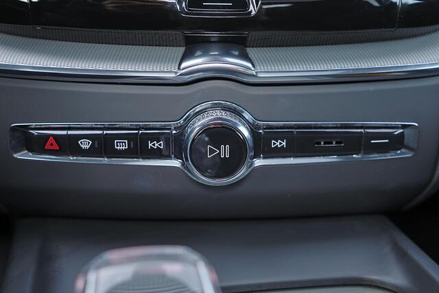 Volvo XC60 T8 Recharge AWD Plus Dark - Luchtvering - Panorama/schuifdak - IntelliSafe Assist & Surround - 360º Camera - Harman/Kardon audio - Adaptieve LED koplampen - Verwarmde voorstoelen, stuur & achterbank - Parkeersensoren voor & achter - Elektr. bedienb. voors