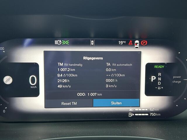 Volvo XC60 2.0 T6 Plug-in hybrid AWD Plus Black Edition 360 Camera / Extra getint glas / Elektrische stoelverst. / Harman Kardon Audio / Stoel- (v+a) en stuurverw. / New display