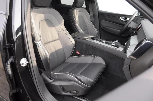 Volvo XC60 T6 350PK Plug-in hybrid AWD Ultra Black Edition / Navigatie / Adaptieve Cruise control / Head Up-Display / Panorama dak / Elektrische stoelen met geheugen / Stuurverwarming / Stoelverwarming v+a / 360 Camera /