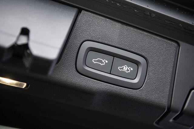 Volvo XC60 2.0 T6 Plug-in hybrid AWD Ultra Black Edition | Trekhaak | Harman Kardon Audio | Head-up Display | 360 Graden Camera | Panoramadak | Lichtmetalen Velgen 21 inch | Elektrisch Verstelbare Voorstoelen | Keyless Entry | BLIS