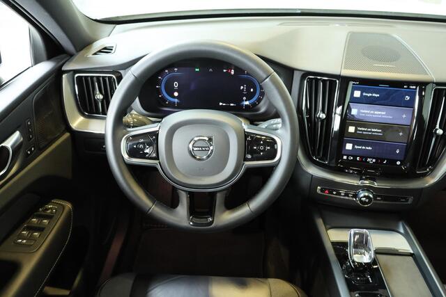 Volvo XC60 B5 Plus Dark | Semi Electrische Bedienbare Trekhaak | 1ste Eigenaar | Harman Kardon Premium Audio | Panoramadak | 20'' Lichtmetalen velgen | Elektrisch glazen schuifdak | Parkeercamera | Parkeersensoren voor + achter | Nappa Lederen bekleding |