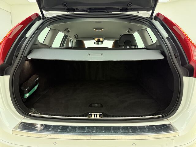 Volvo XC60 D3 150pk Polar+ / Lederen bekleding / Stoelverwarming / Elektr. verstelbare stoel / Trekhaak / All-season banden /