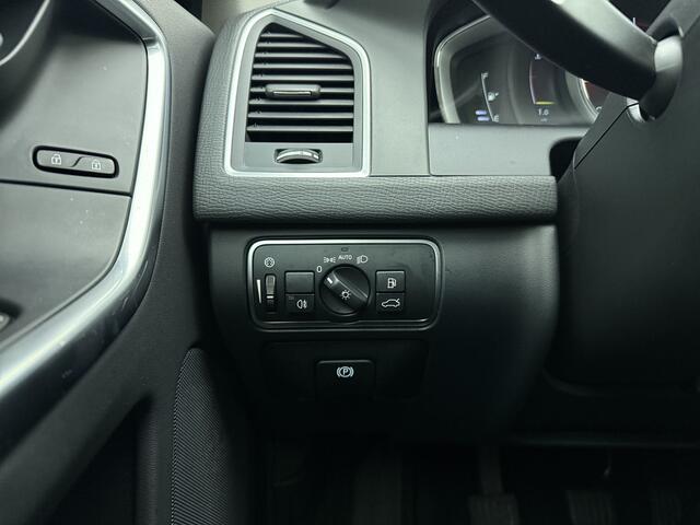 Volvo XC60 D3 150pk Polar+ / Lederen bekleding / Stoelverwarming / Elektr. verstelbare stoel / Trekhaak / All-season banden /