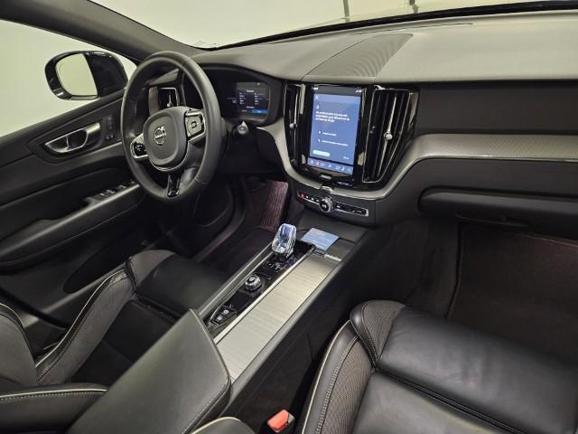 Volvo XC60 2.0 T6 Plug-in hybrid AWD Plus Black Edition | Long Range | Adaptieve Cruise Control | Panoramadak | Stoel en Stuurverwarming | Dodehoek Detectie | 21" |