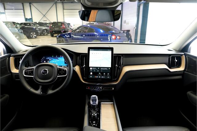 Volvo XC60 2.0 T8 AWD 335kW/456pk Aut8 Plug-in hybrid Ultra Dark PANORAMADAK + HARMAN/KARDON + EL.TREKHAAK + STOELMASSAGE&-KOELING + ADAPT.CRUISE + GOOGLE DASH + HEAD-UP + LANE ASSIST + STOEL-&STUURVERWARMING + 360 CAMERA + PARKSENSOREN V&A + 20" LM-VELGEN!!