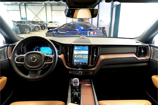 Volvo XC60 2.0 T6 AWD Recharge 293kW/399pk Aut8 Ultra Dark BOWERS&WILKINS + EL.TREKHAAK + PANORAMADAK + PILOT ASSIST + ADAPT.CRUISE + STOELMASSAGE + STOELVERWARMING&-VENTILATIE + CAMERA + BLIS + KEYLESS + HEAD-UP DISPLAY + PARKSENSOREN + 20" LM-VELGEN!!