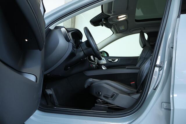 Volvo XC60 T8 Plug-in hybrid AWD Ultra Black Edition | Bowers & Wilkins Premium Audio | Luchtvering | 22''Lichtmetalen velgen | Nappa Lederen bekleding | Stoelventilatie | Stoelverwarming | 360° Parkeercamera | Gelamineerde zijruiten |